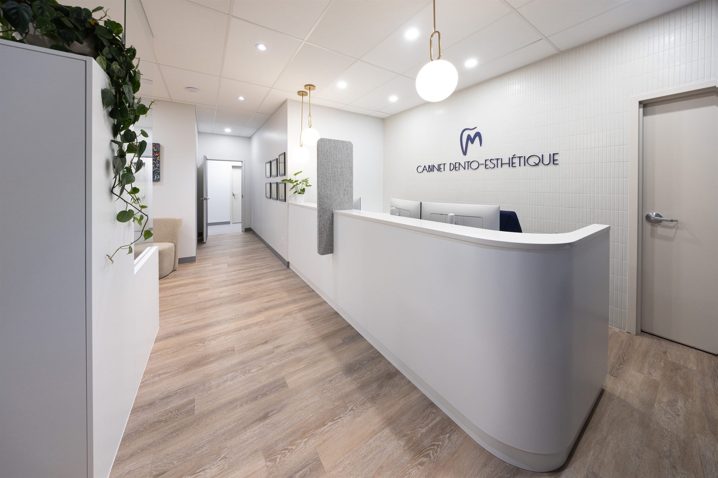 Comptoir d'accueil du Cabinet Dento-Esthétique, clinique dentaire aménagée à Lebourgneuf, Québec